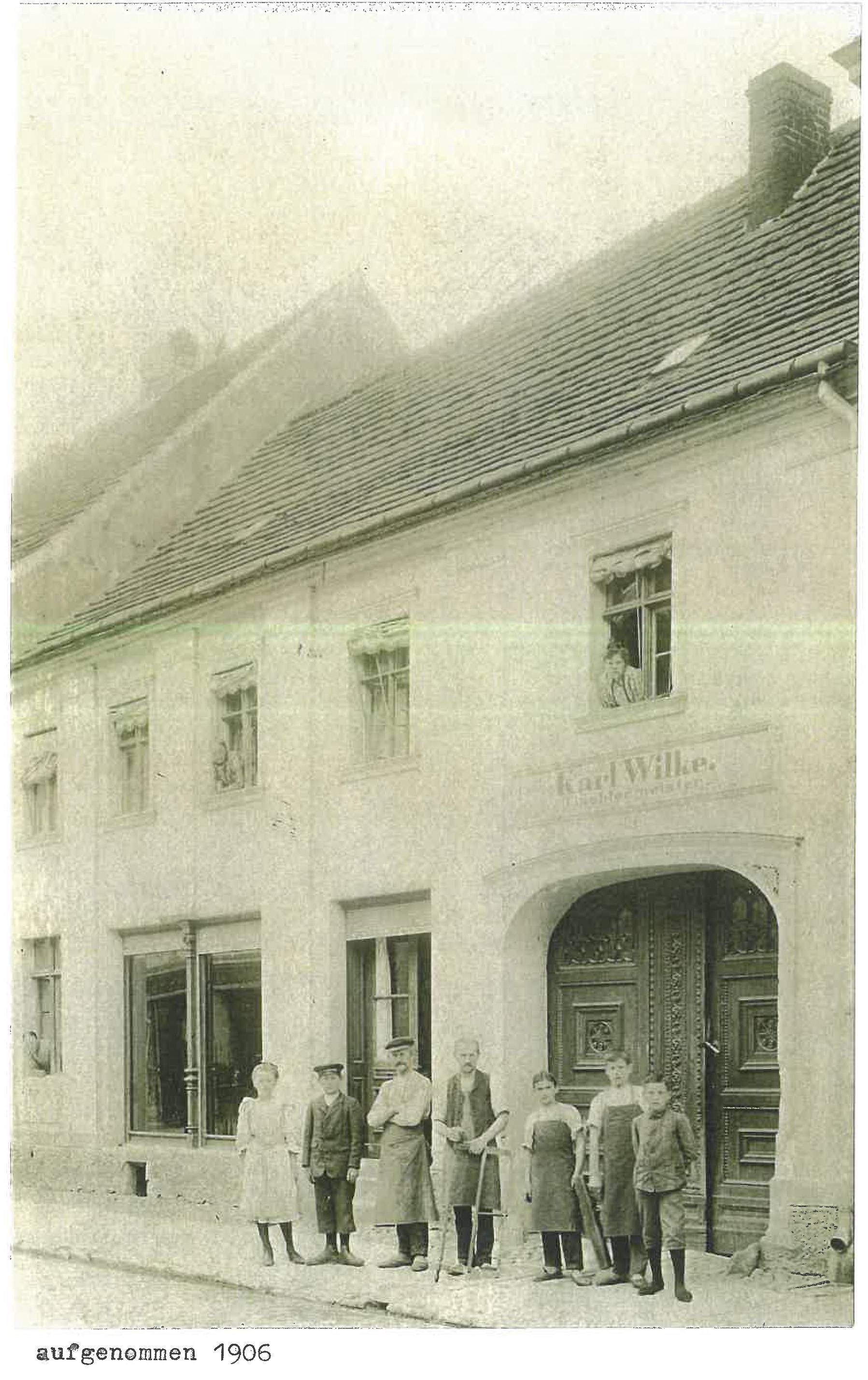 Historische Originalaufnahme von 1906: Tischlermeister Karl Wilke mit Familie, Gesellen und Lehrlingen vor der Alten Tischlerei in Gransee