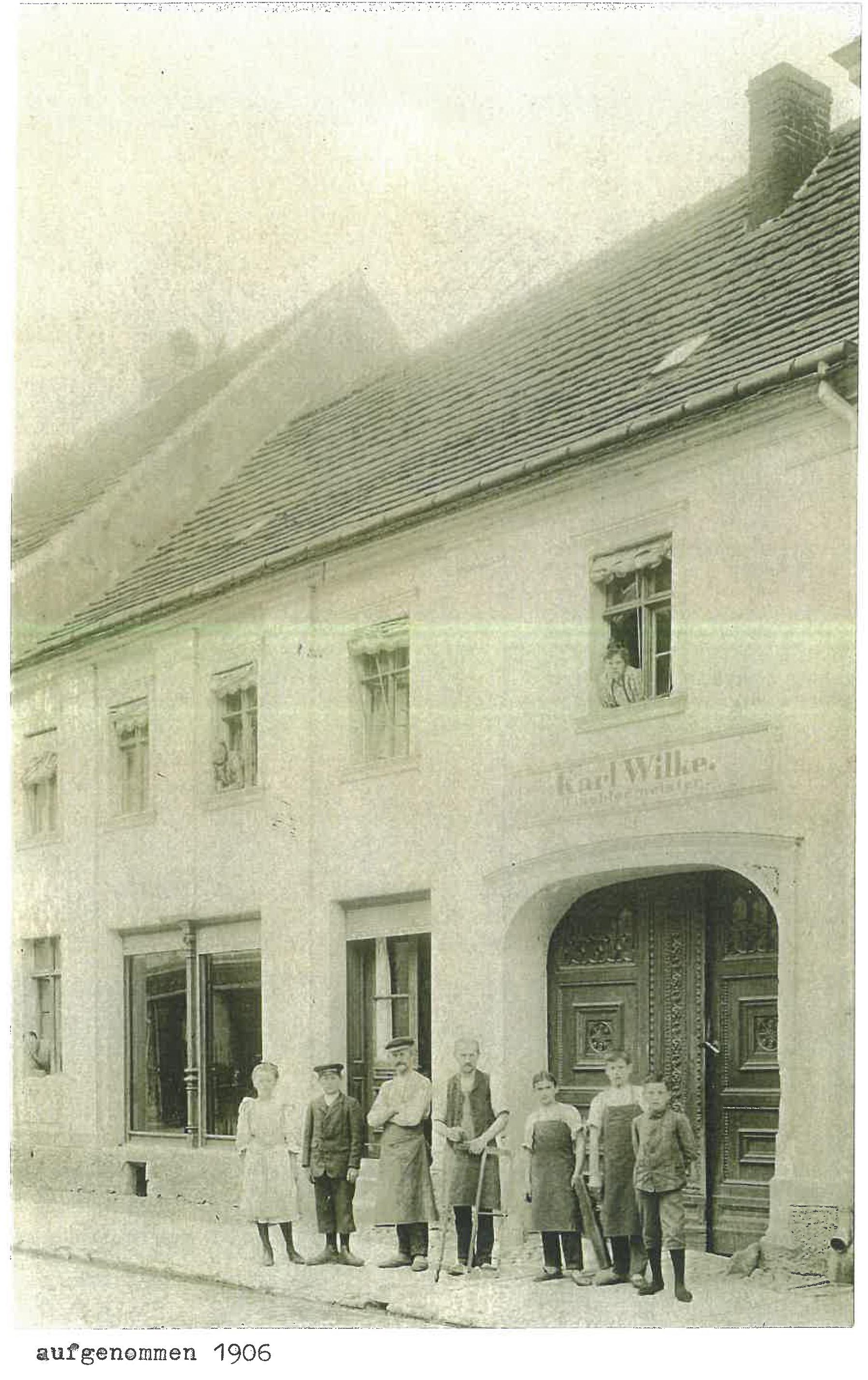 Historische Aufnahme 1906: Meister Karl Wilke vor seiner Tischlerei